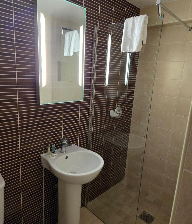 Budget Twin Room room - Image 3