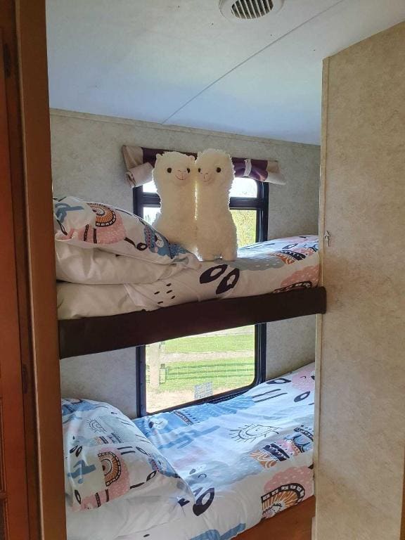 Quadruple Room with Private Bathroom room - Image 2