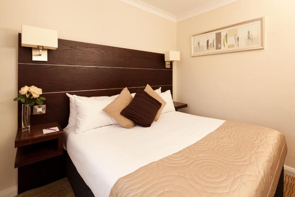 Classic Double Room with Sofa Bed room - Image 2