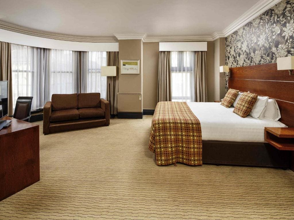 Classic Family Room room - Image 3