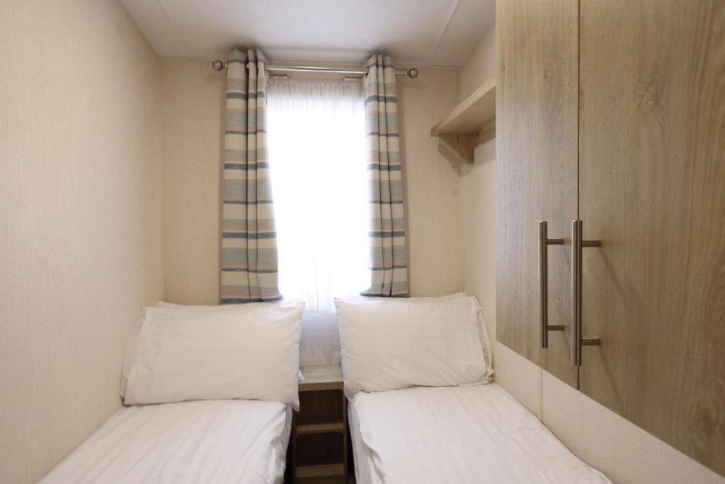 Three-Bedroom Vacation Home room - Image 1