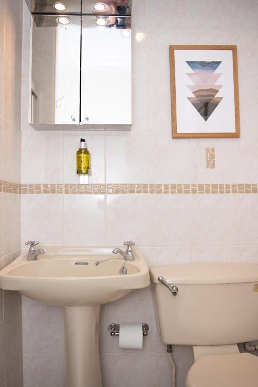 Twin Room with Shower room - Image 2