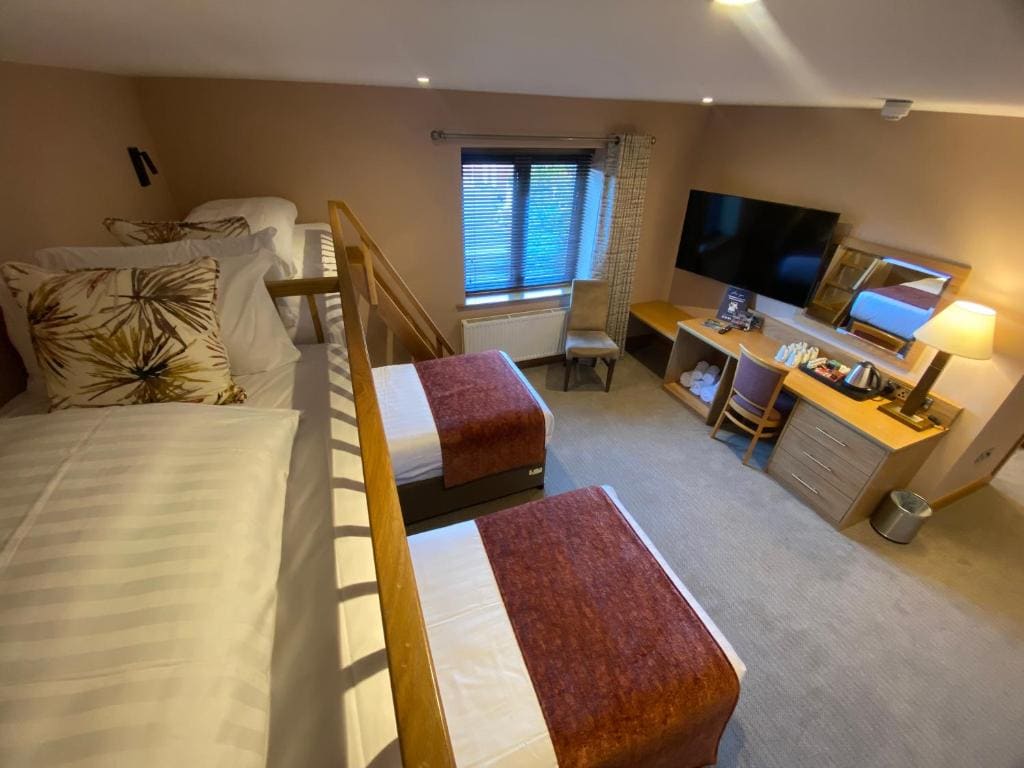 Superior Family Room room - Image 2