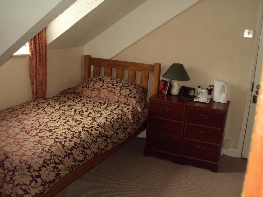Single Room with Private Bathroom room - Image 2