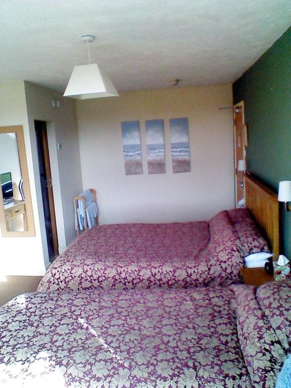 Family Room with Private Bathroom room - Image 3