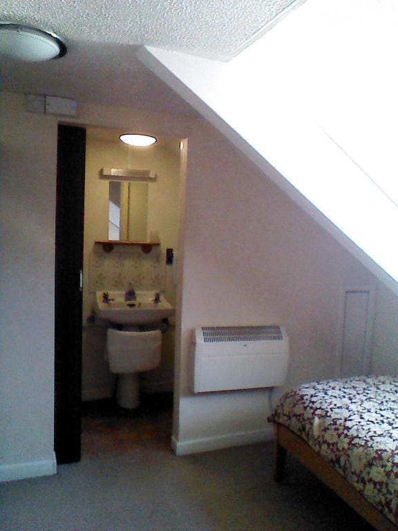 Single Room with Private Bathroom room - Image 3