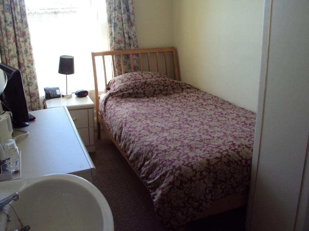 Single Room with Shared Toilet room - Image 2