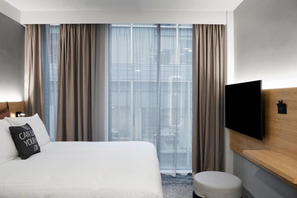 Moxy Sleeper, Guest room, 1 King room - Image 3