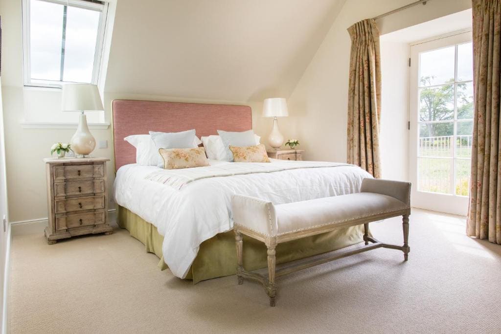 Deluxe Three-Bedroom Cottage room - Image 3
