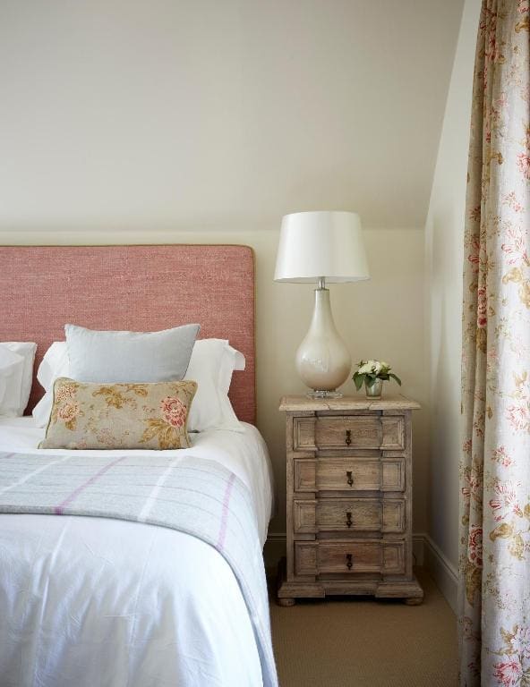 Deluxe Three-Bedroom Cottage room - Image 2