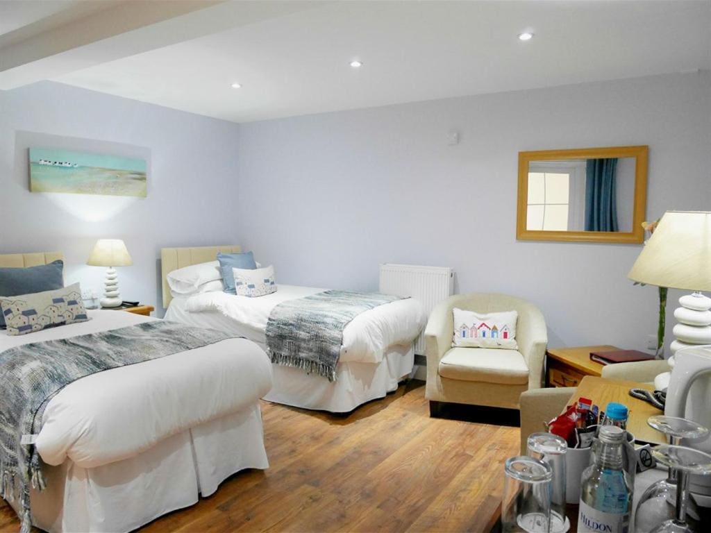 Standard Twin Room room - Image 3