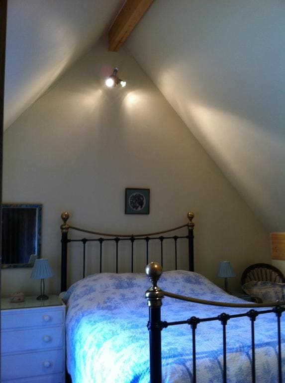 Cider Loft Cottage - Self-Catering room - Image 3