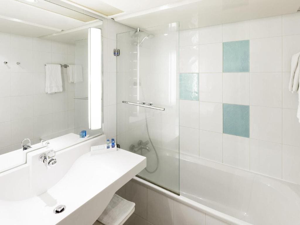 Superior Room with Queen Bed and Sofa room - Image 3
