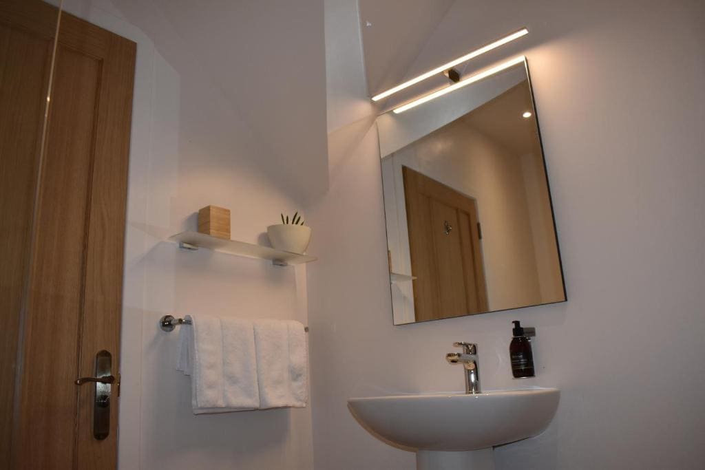 Superior Twin or Superior King Room with En-Suite room - Image 1