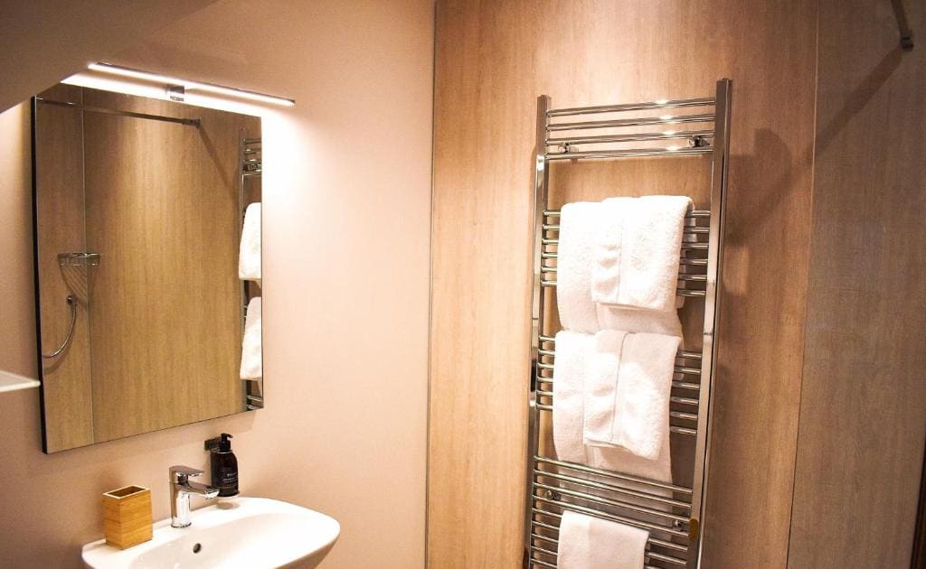 Superior Twin or Superior King Room with En-Suite room - Image 3