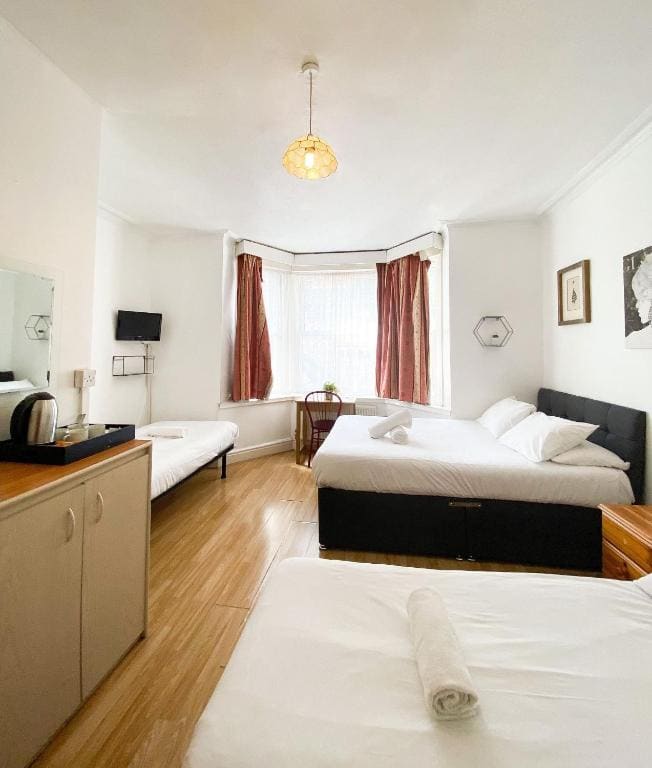 Classic Quadruple Room room - Image 1