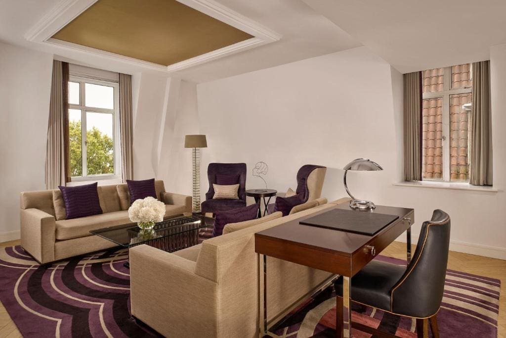 One-Bedroom Grand King Suite with Park View - Club Lounge Access room - Image 2