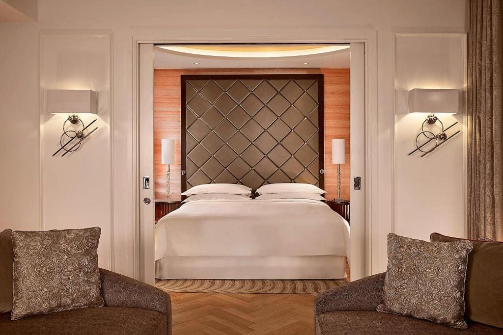 One-Bedroom Grand King Suite with Park View - Club Lounge Access room - Image 1