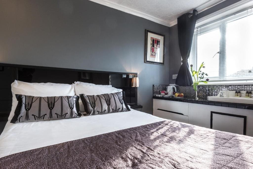 Budget Double Room with Shared Bathroom room - Image 3