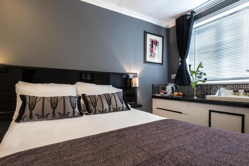 Budget Double Room with Shared Bathroom room - Image 1