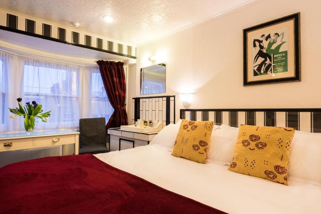 King or Twin Room with Shared Bathroom room - Image 3