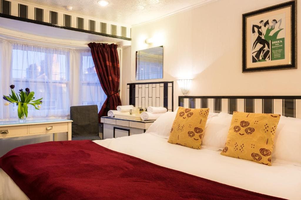 King or Twin Room with Shared Bathroom room - Image 2