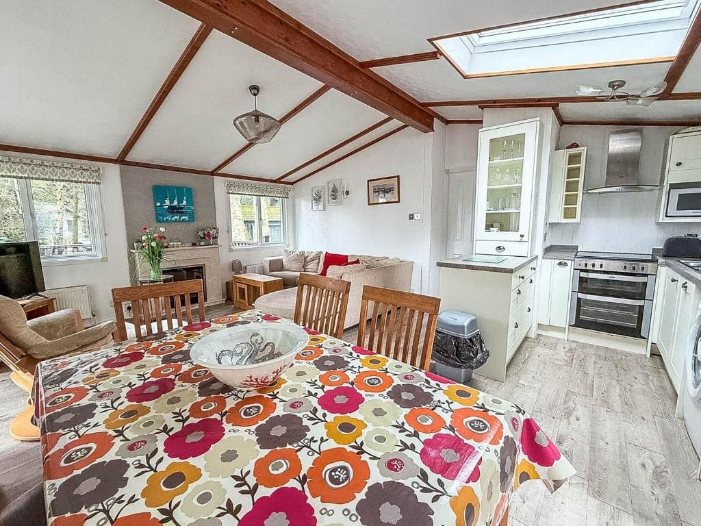 Mobile Home room - Image 2