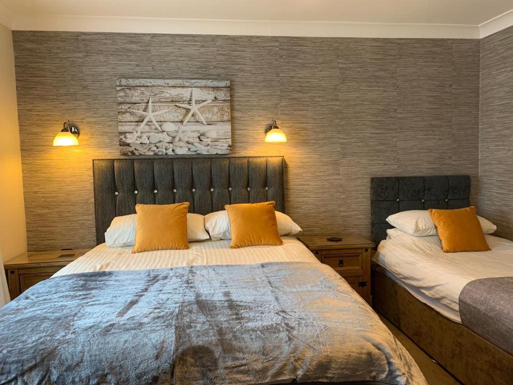 Family Room room - Image 3