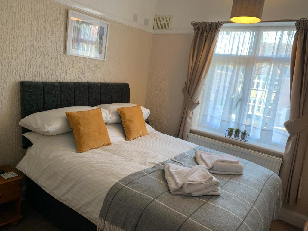Small Double Room room - Image 2