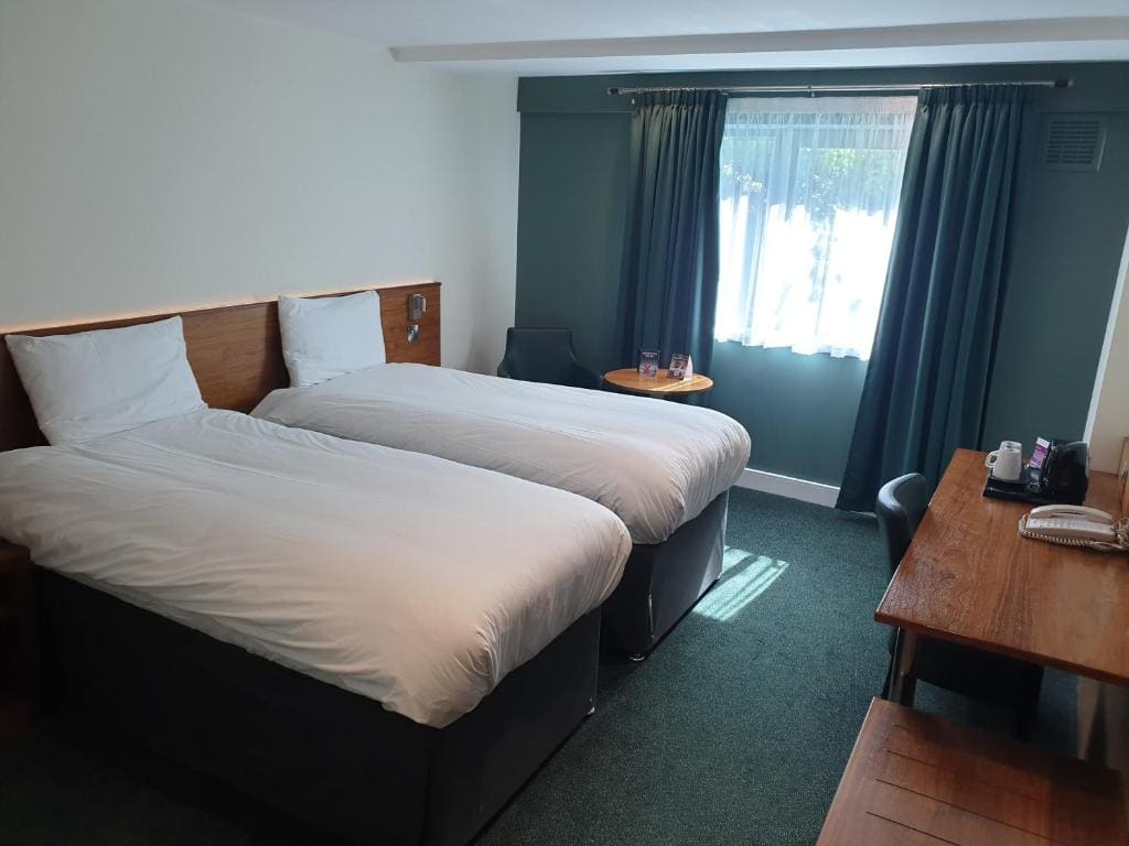 Twin Room with Free Hot Breakfast room - Image 1