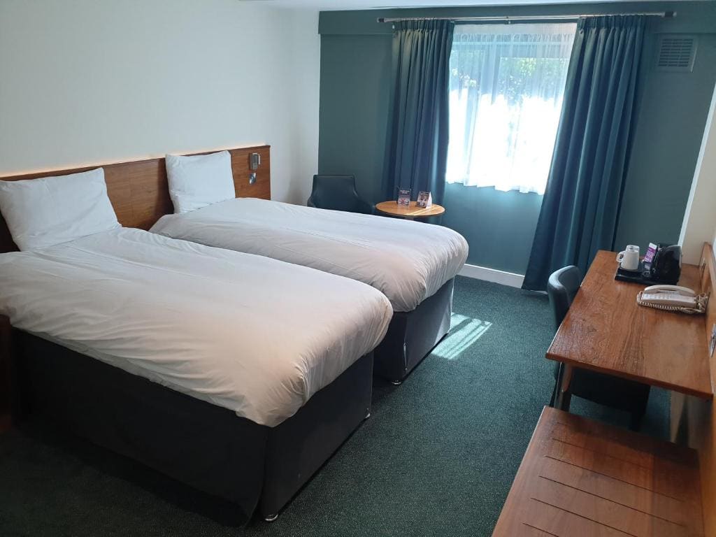 Twin Room with Free Hot Breakfast room - Image 2