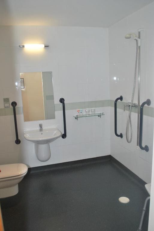 Double or Twin Room - Disability Access with Free Hot Breakfast room - Image 2