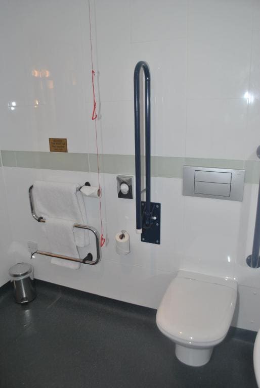 Double or Twin Room - Disability Access with Free Hot Breakfast room - Image 3