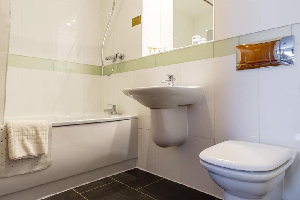Double Room with Free Hot Breakfast room - Image 2