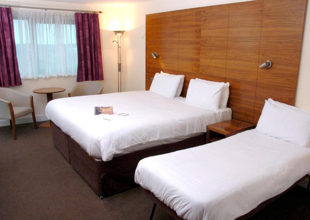Family Room (2 Adults + 2 Children) with Free Hot Breakfast room - Image 1