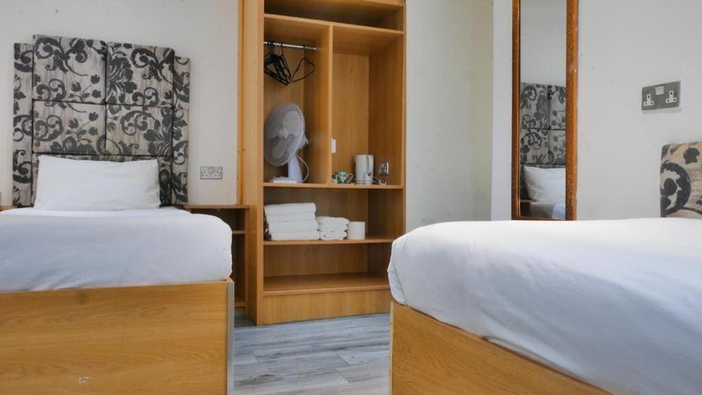 Economy Quadruple Room room - Image 2