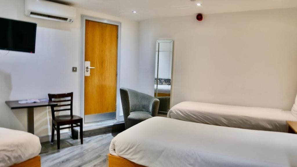 Economy Quadruple Room room - Image 3