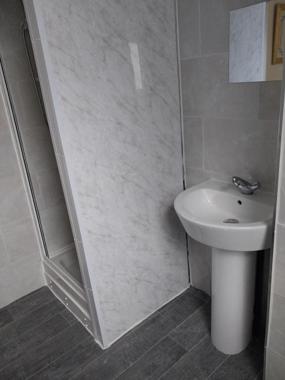 Double Room with Shared Bathroom room - Image 3