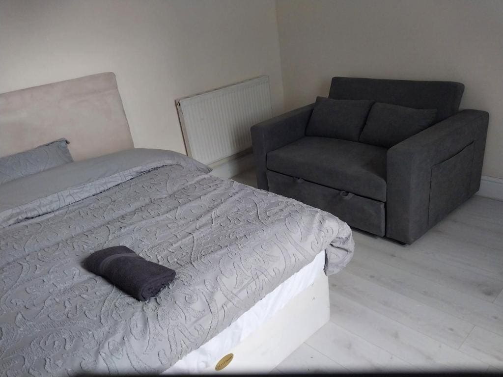 Single Room with Shared Bathroom room - Image 3