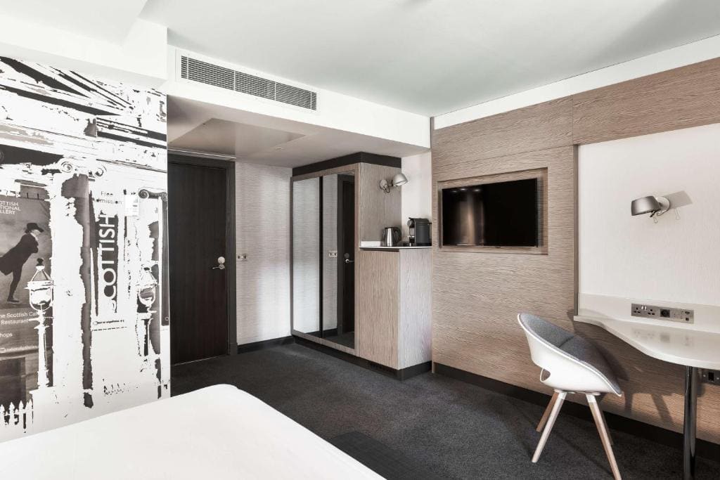 Royal Mile Suite room - Image 1