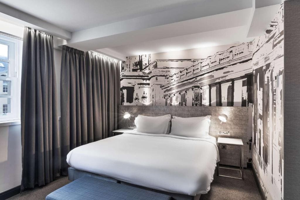 Royal Mile Suite room - Image 2