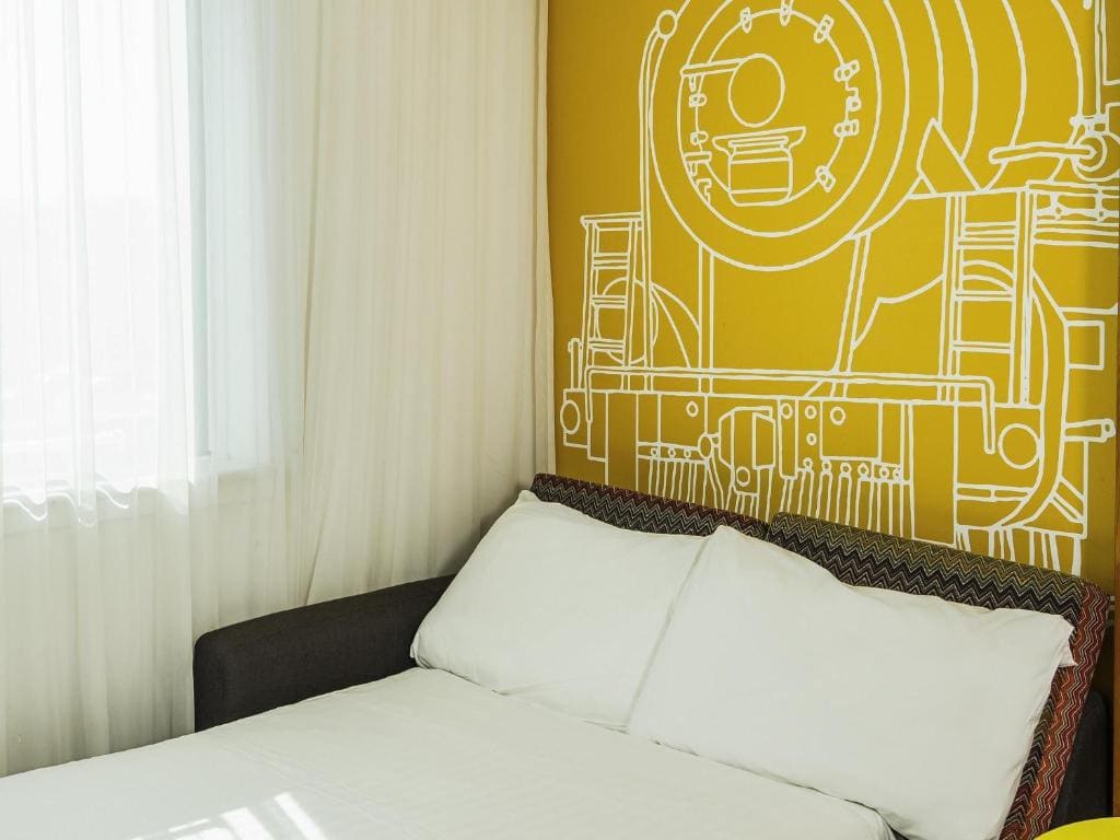 Family Room room - Image 3