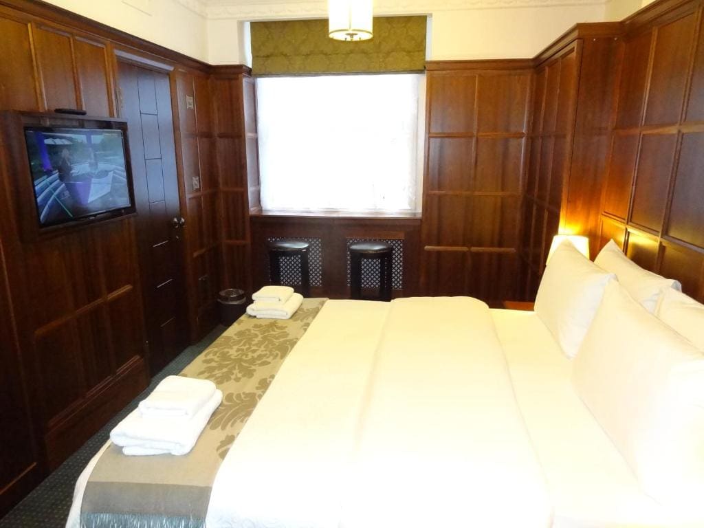 Executive Room with Outside Patio room - Image 2