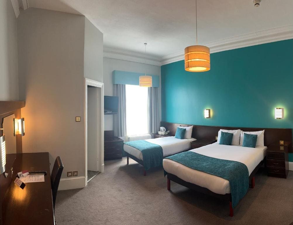 Family Room with Double and Two Single Beds room - Image 1