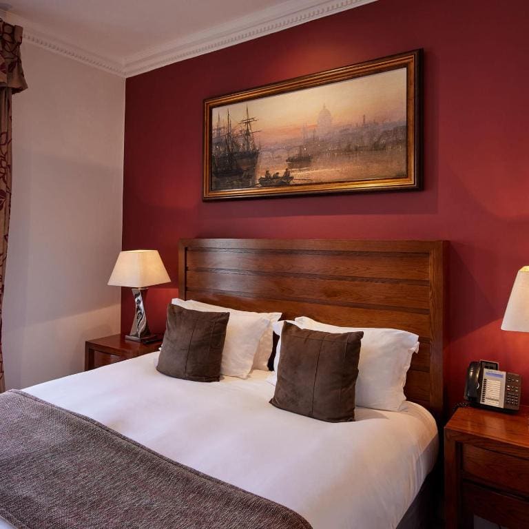 Deluxe Family Room room - Image 1