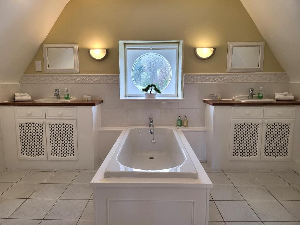 Deluxe Twin Room with Sea View room - Image 2