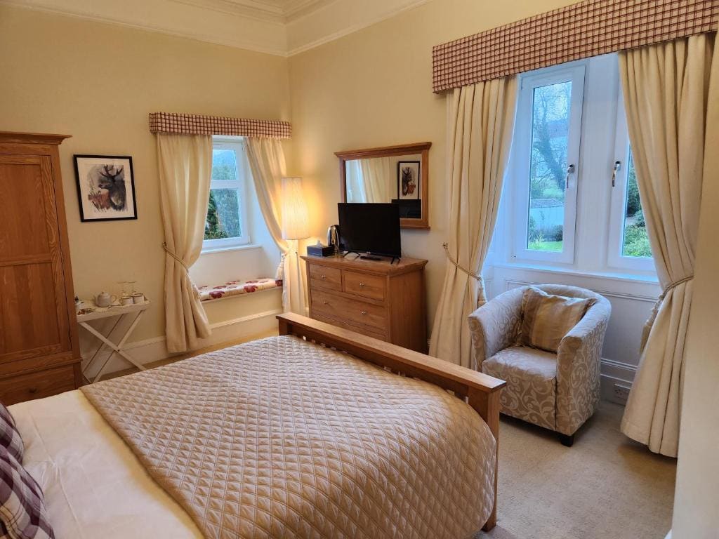 Six-Bedroom House room - Image 2