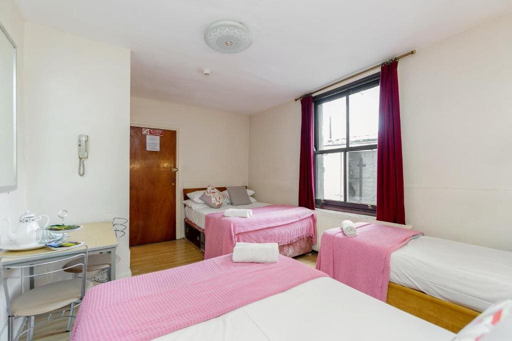 Family Room with Private Bathroom room - Image 3