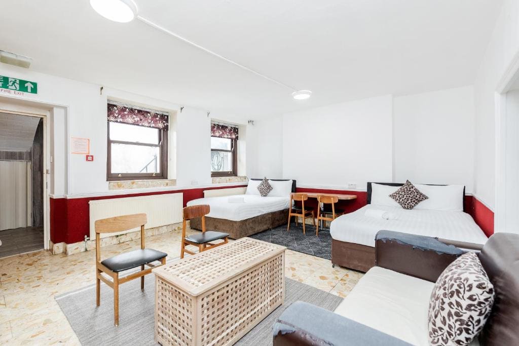 Lower Ground Studio Apartment with private kitchen room - Image 3