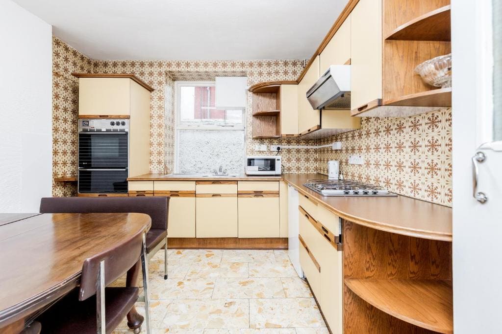 Lower Ground Studio Apartment with private kitchen room - Image 1